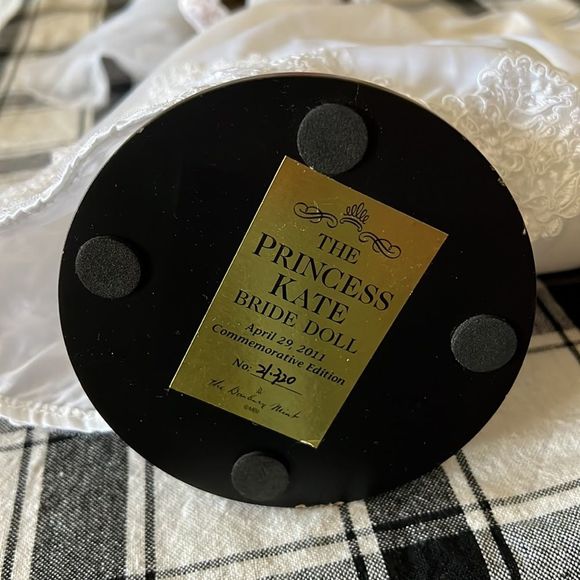 Danbury Mint Kate Middleton Porcelain Royal Bride Doll Commemorative Edition - Picture 3 of 16